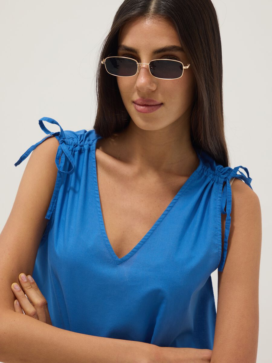 Blusa azzurra in puro cotone con scollo a V_0