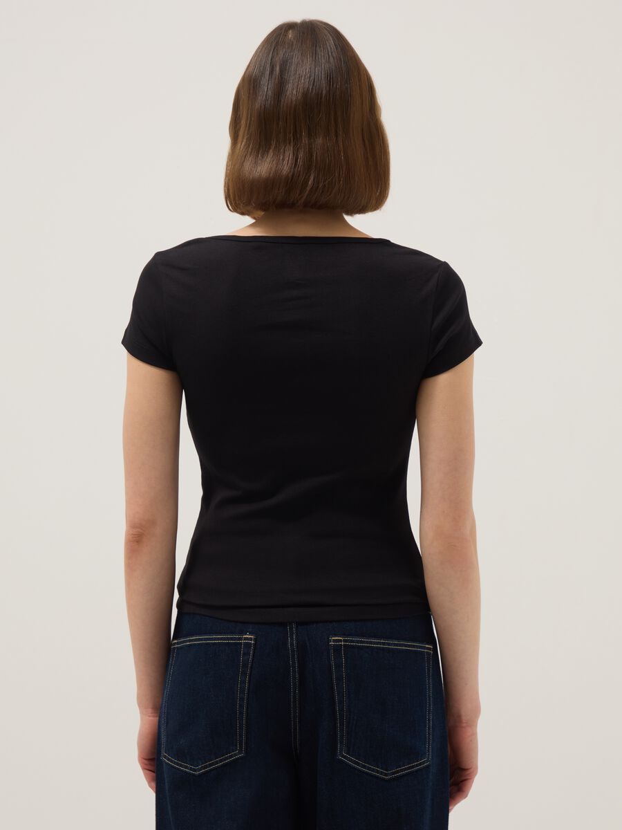 T-shirt fitted in cotone elasticizzato nera con scollo quadrato_3