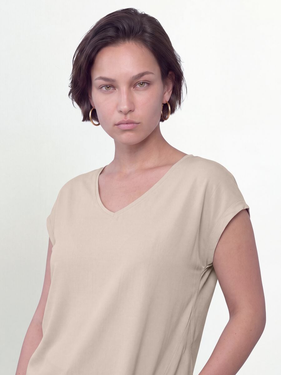 T-shirt beige in pura viscosa con scollo a V regular fit_3