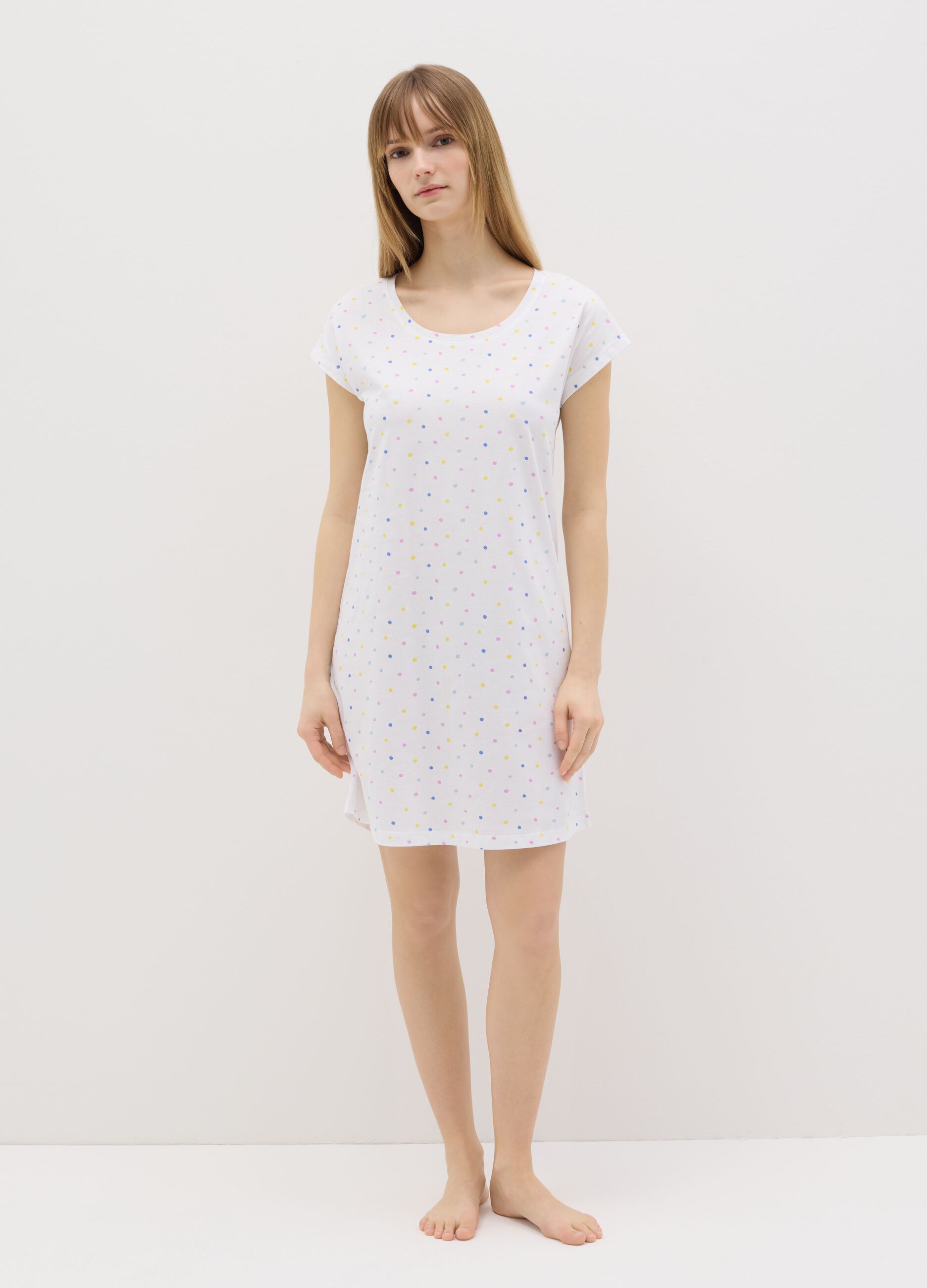 Camicia da notte in cotone bianco con fantasia pois