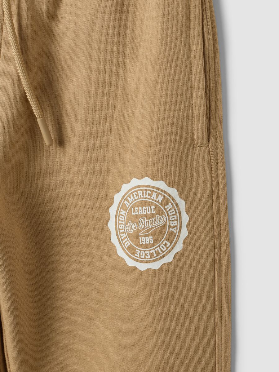 Jogger beige in misto cotone e viscosa con stampa a contrasto per bambino_3