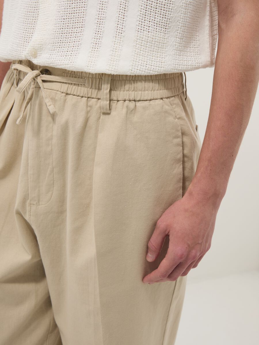 Beige linen-cotton blend trousers with an elasticated waist_3