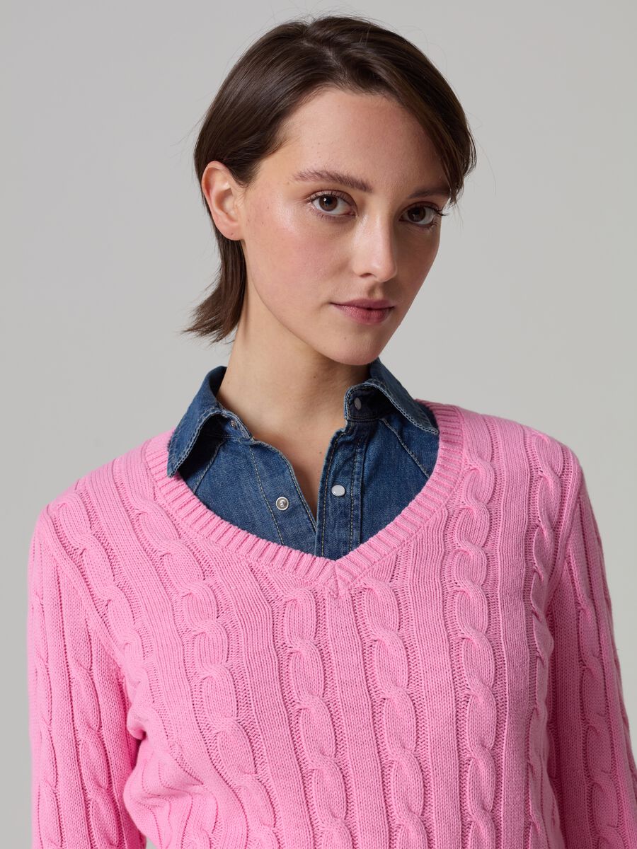 Pullover with V neck and cable-knit design_1