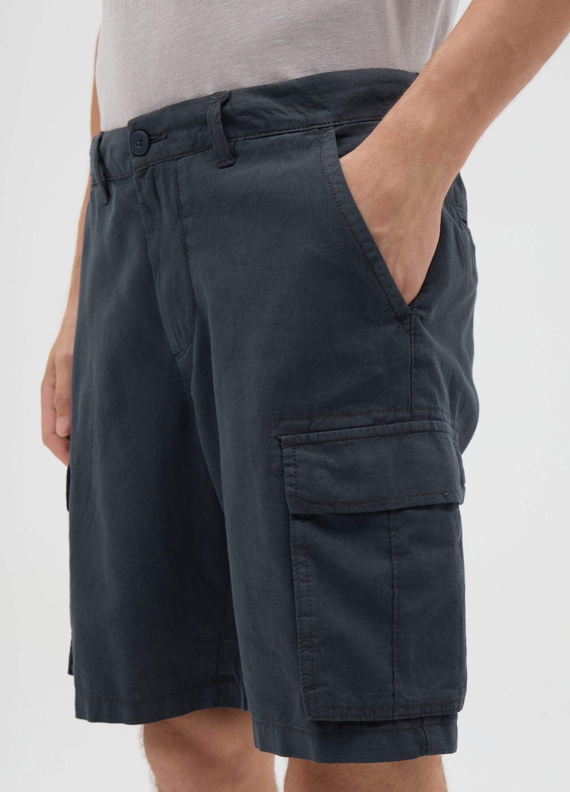 Bermuda cargo da uomo in misto lino nero regular fit