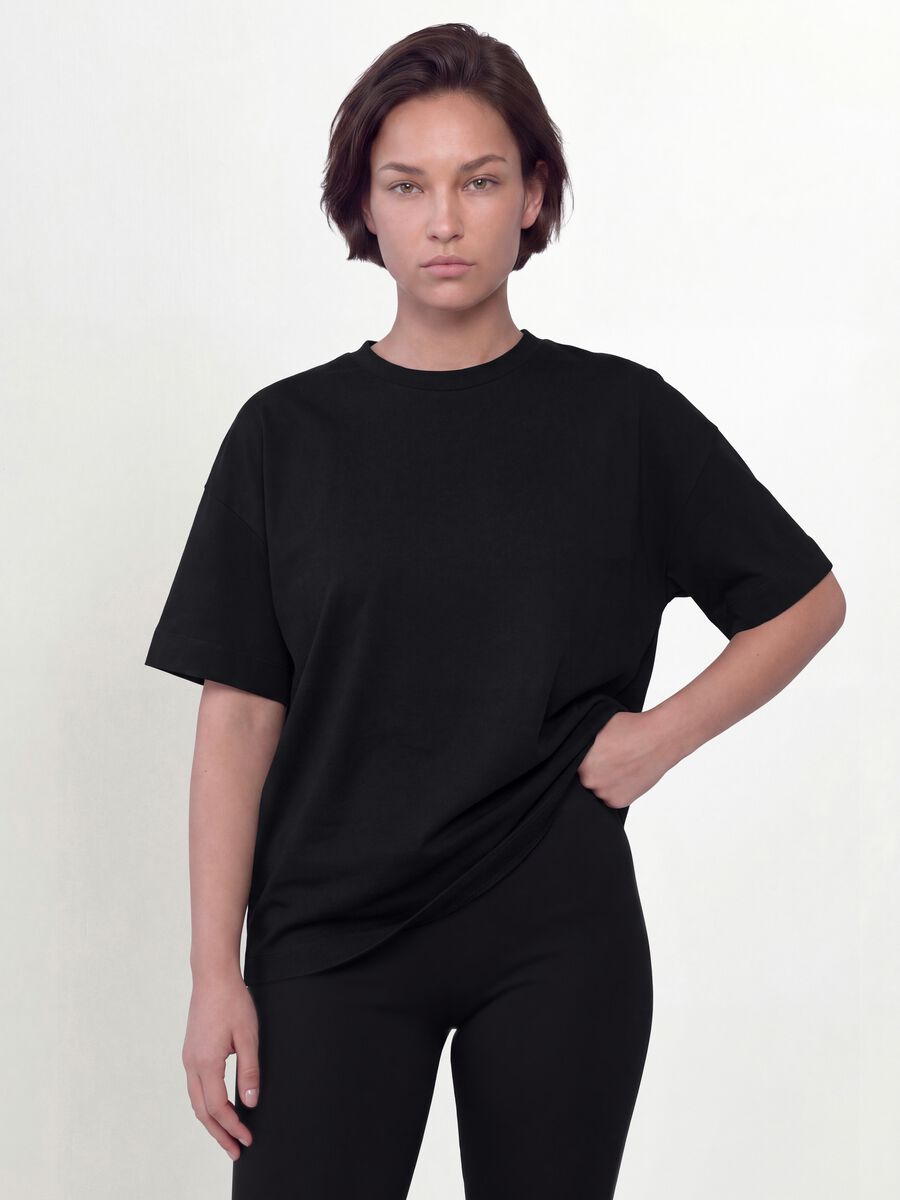T-shirt girocollo nera in misto cotone e modal elasticizzato regular fit_1