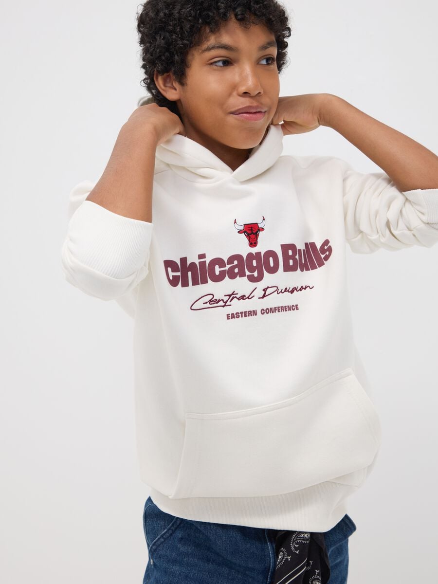 Felpa bianca con cappuccio in misto cotone e logo Chicago Bulls_0