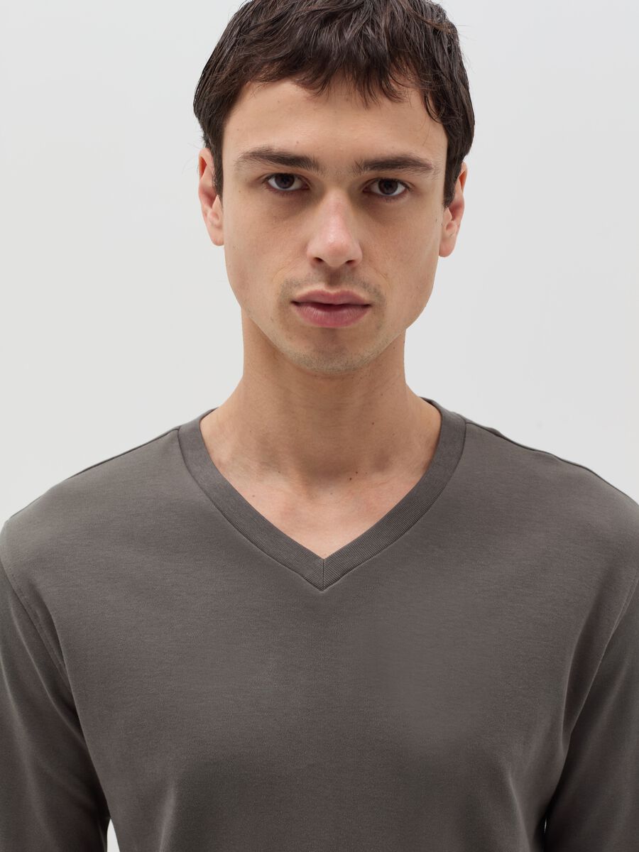 T-shirt a maniche lunghe con scollo a V_3