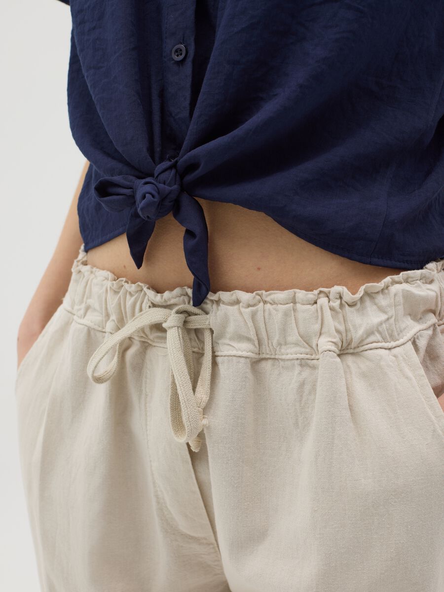 Blue shirt with knot and short sleeves_3