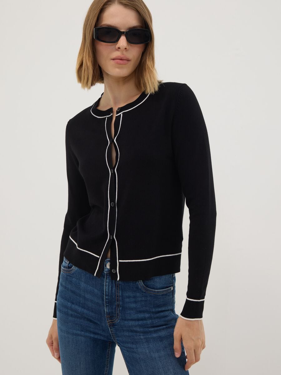 Cardigan nero in viscosa elasticizzata regular fit_0