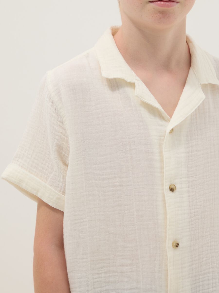 Camicia bianca in puro cotone da ragazzo con texture stropicciata_2