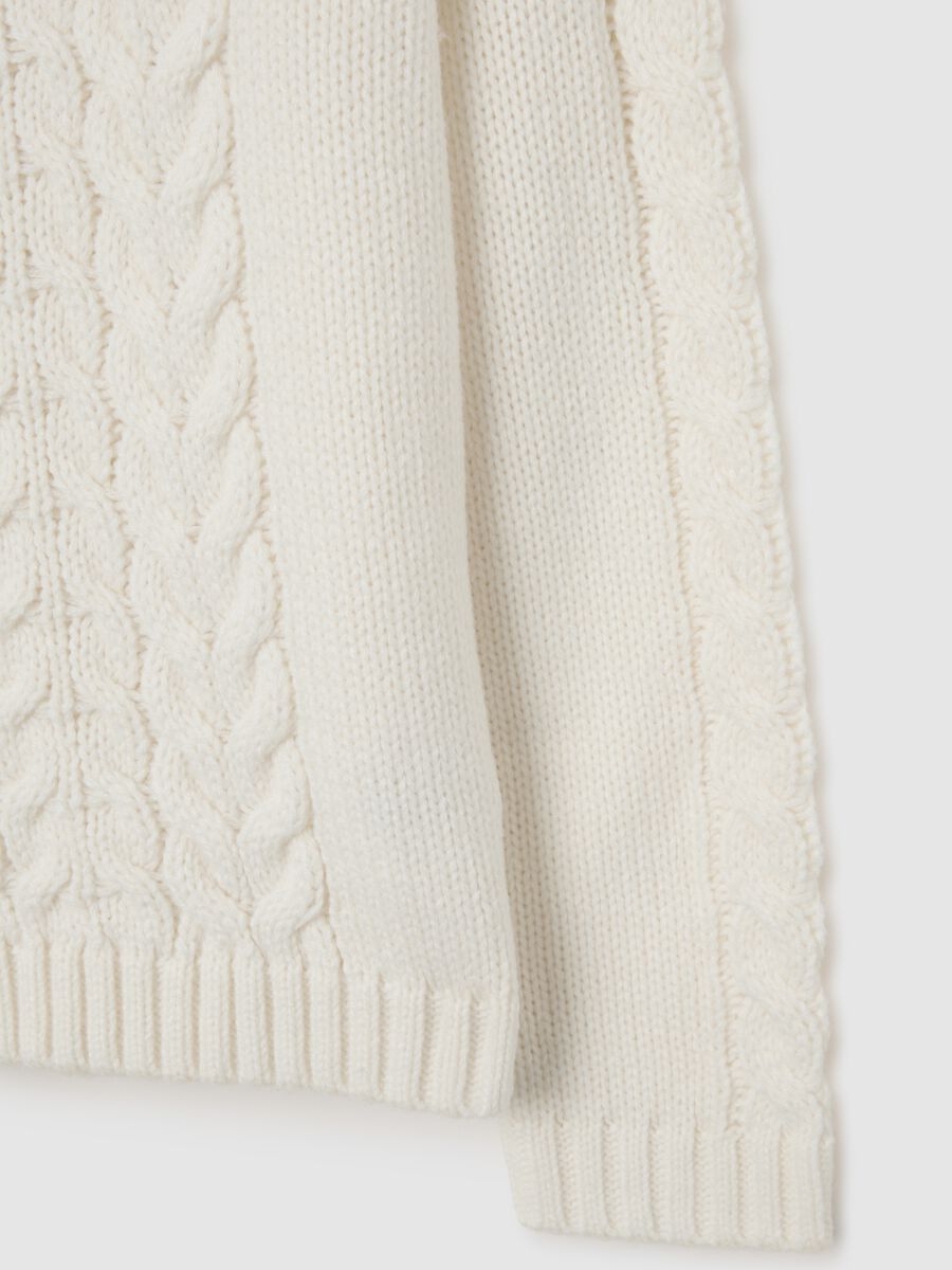 Maglione bianco regular fit con lavorazione a treccia_1