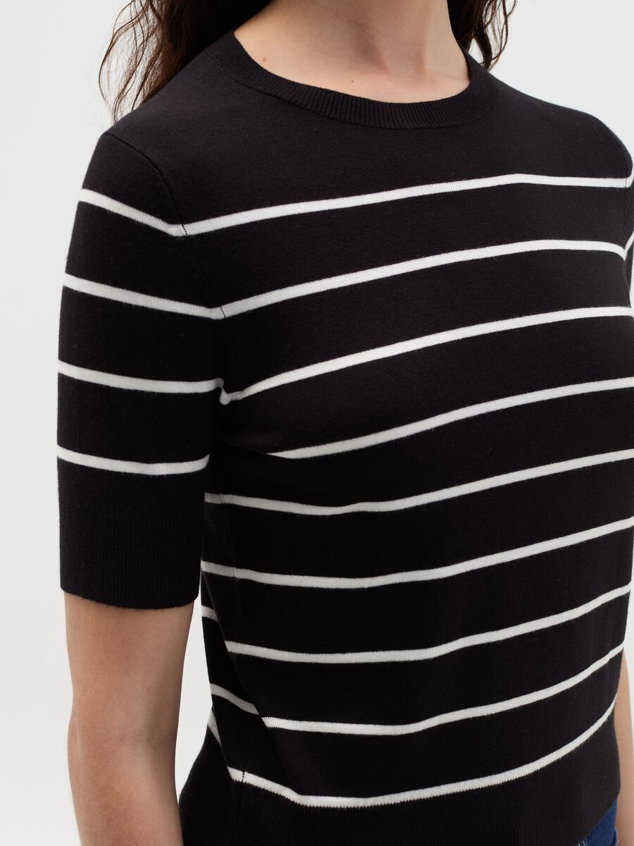 Short-sleeved top with striped design_2