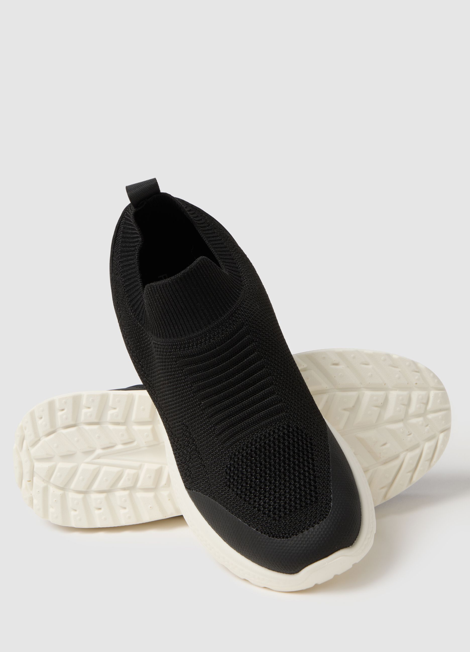 Black regular fit sneakers with sturdy white sole