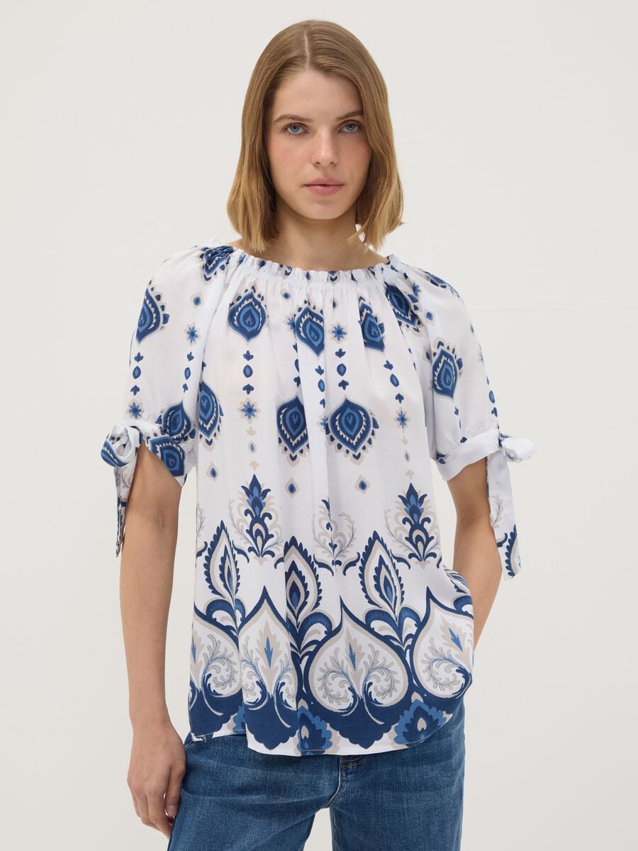 Blusa bianca in pura viscosa a maniche corte con fantasia paisley_1