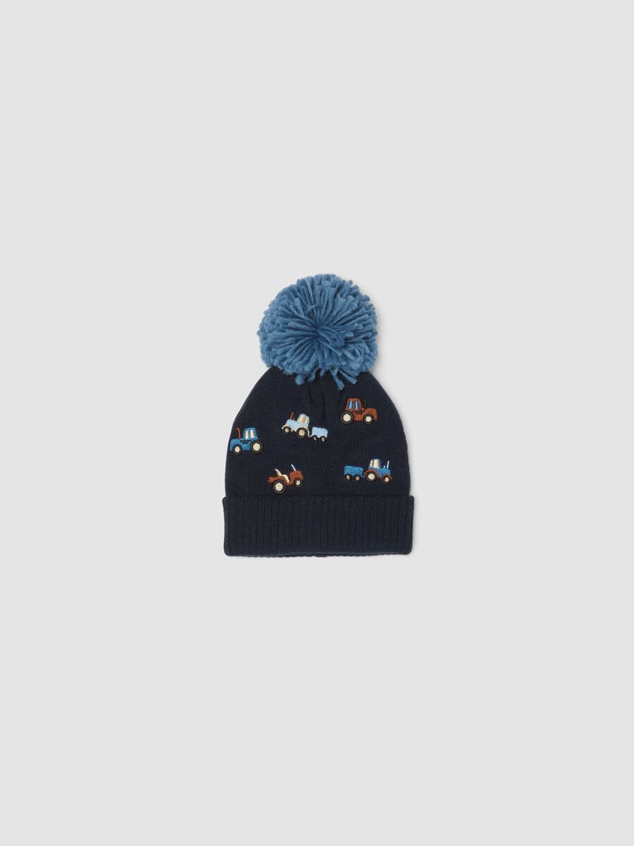 Cappello blu in maglia con pompon e ricami di trattori_0