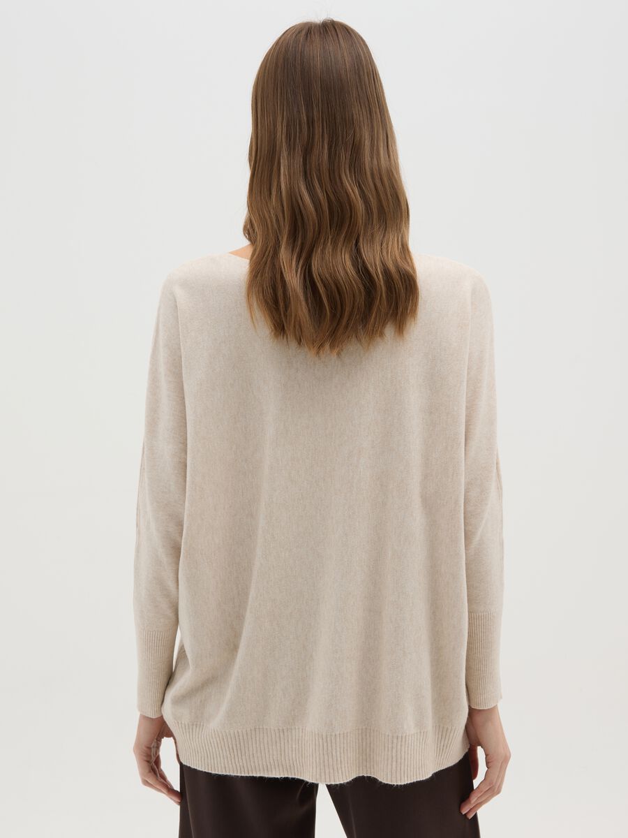 Maglia beige regular fit con applicazioni_2