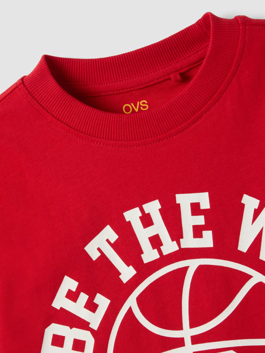 T-shirt rossa in puro cotone organico con stampa college per bambino_2
