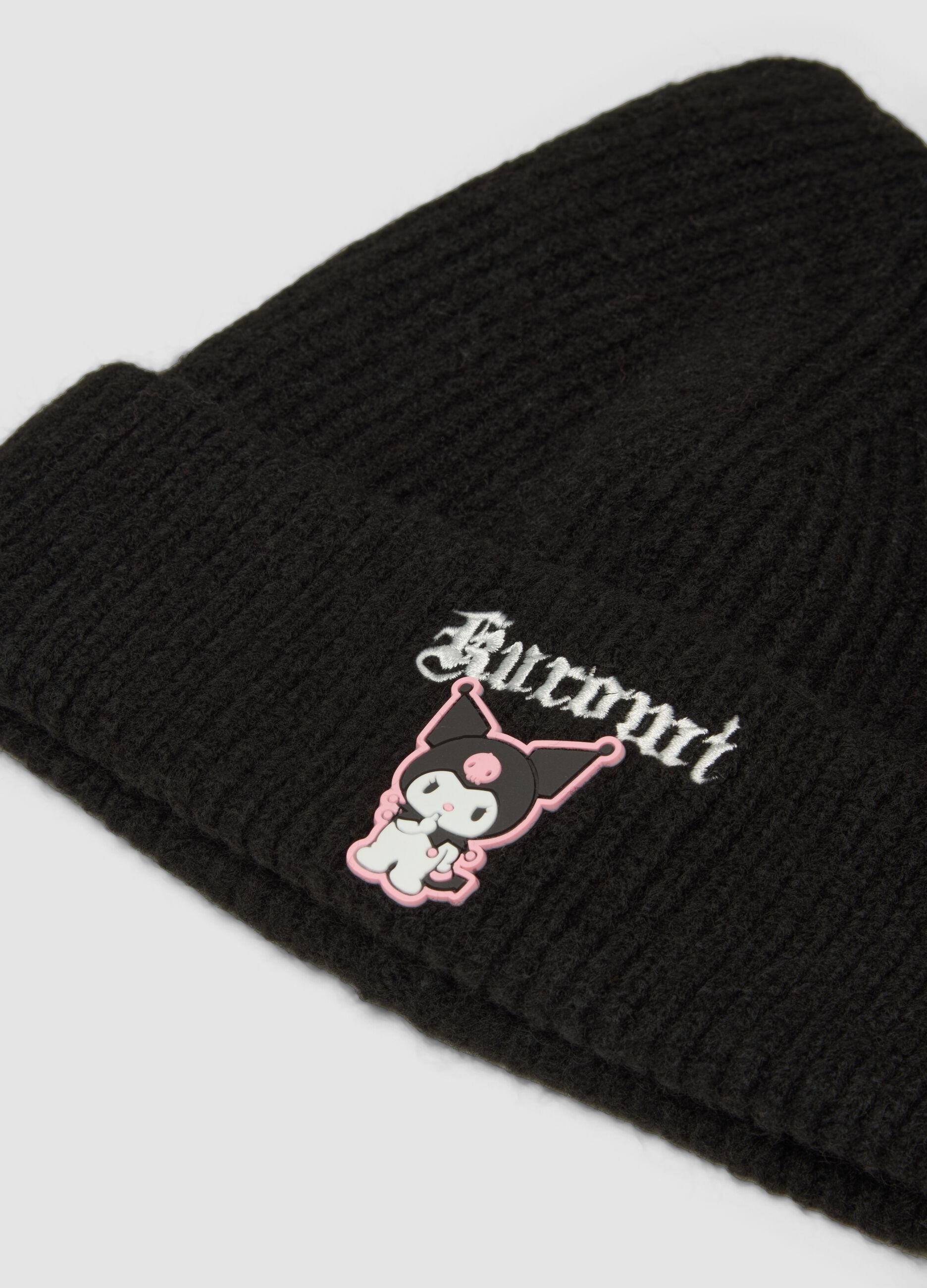 Cappello nero in misto lana elasticizzata a costine con ricamo Kuromi