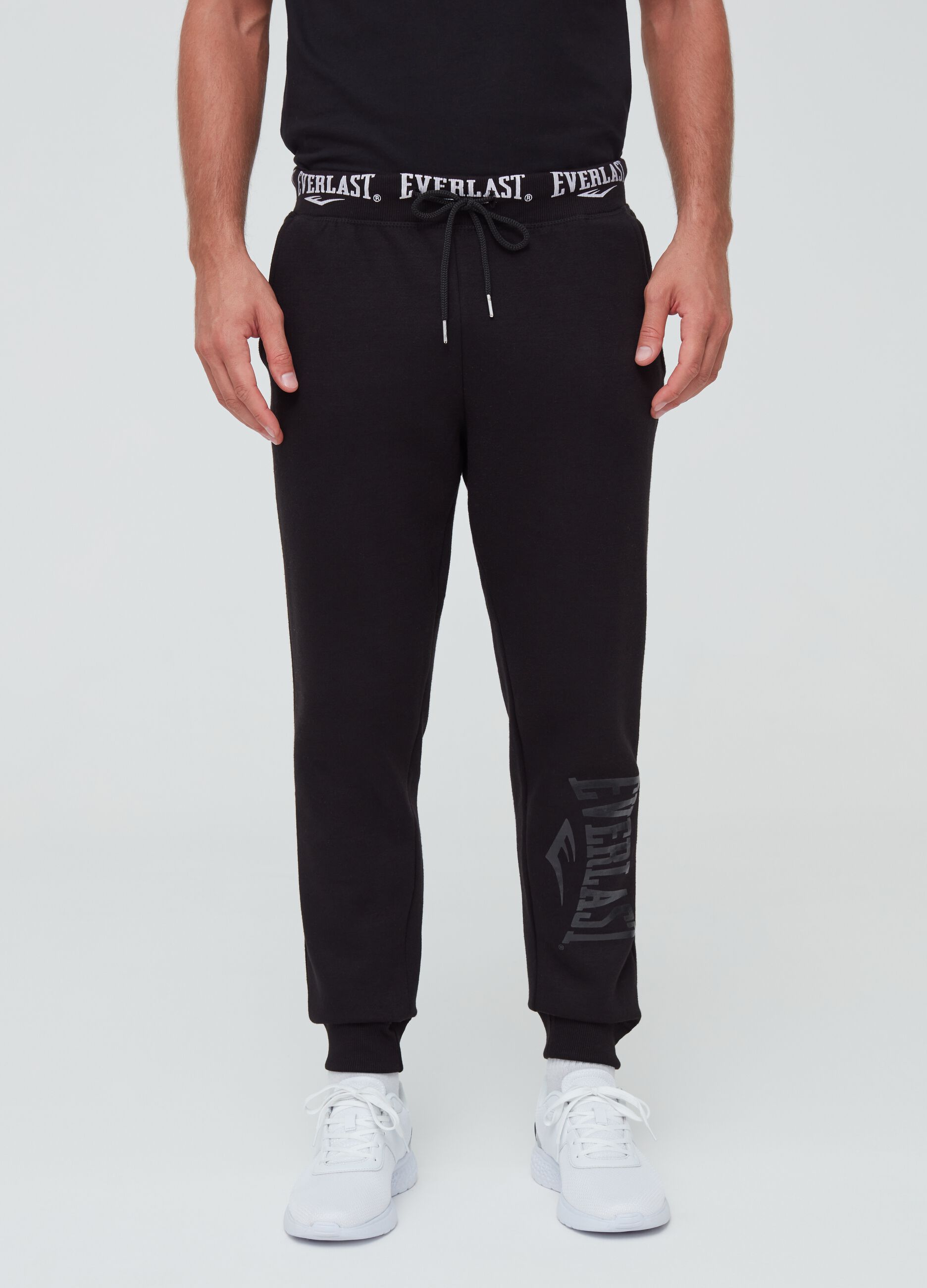 Solid colour joggers with Everlast print