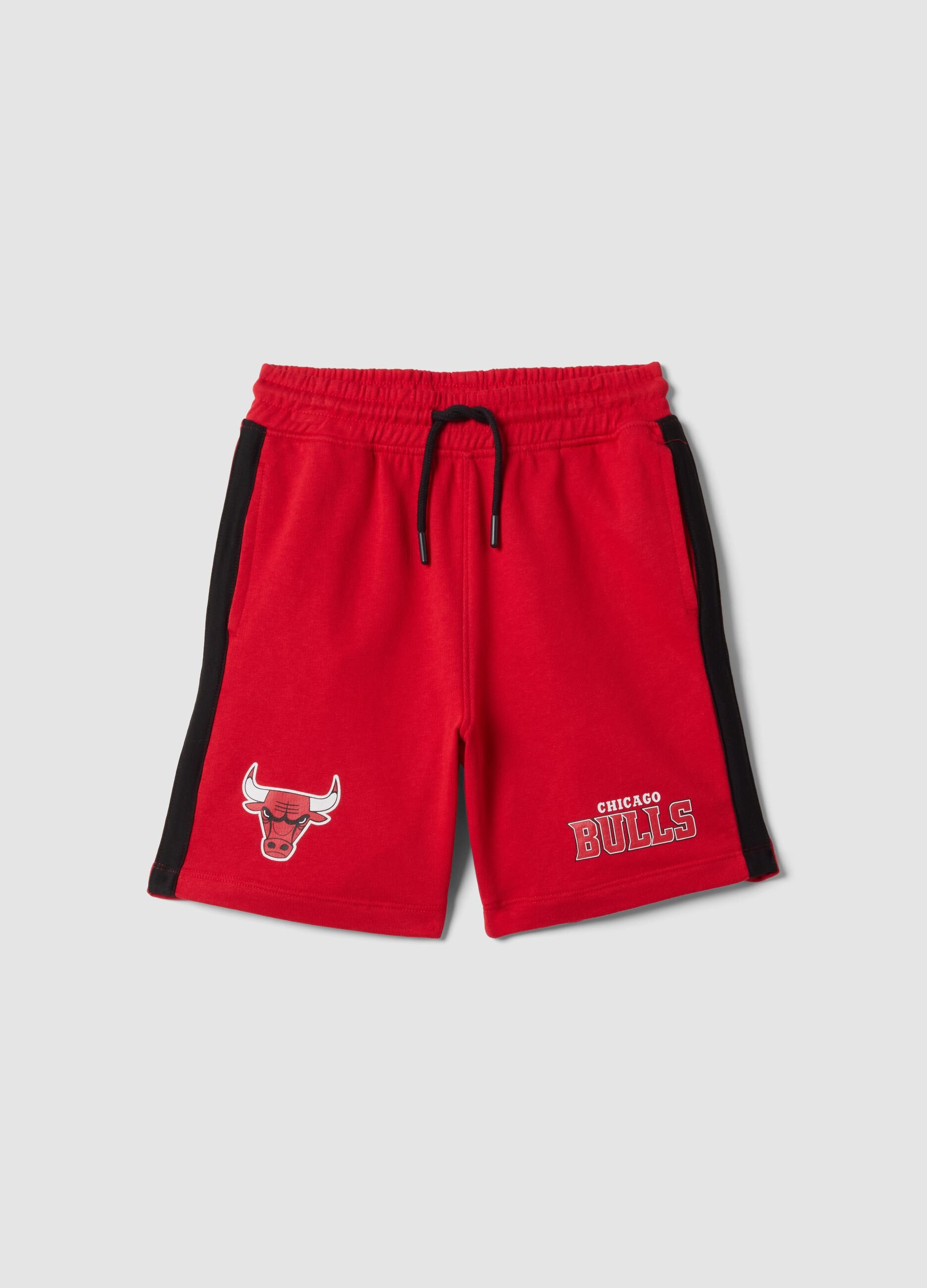 Kids&rsquo; pure cotton red shorts with Chicago Bulls print