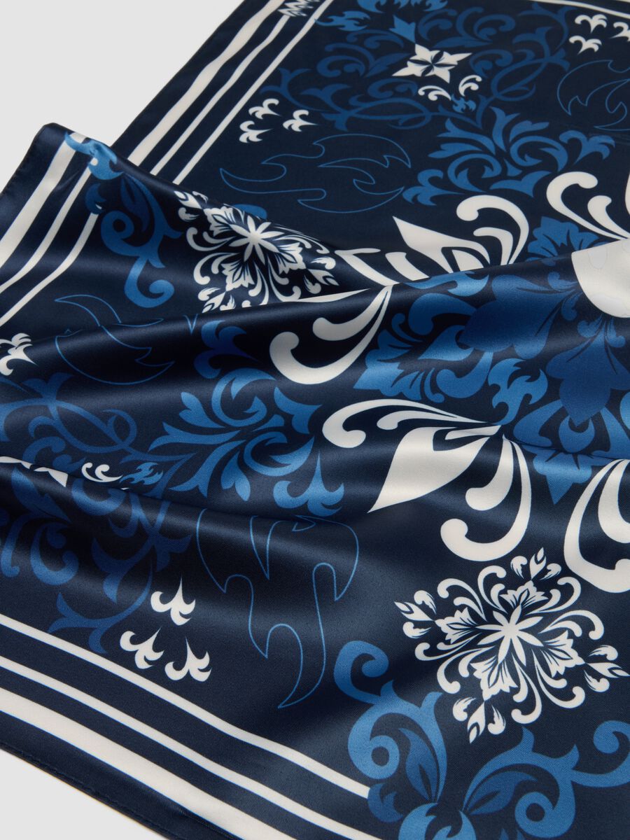 Foulard blu con stampa ornamentale_2