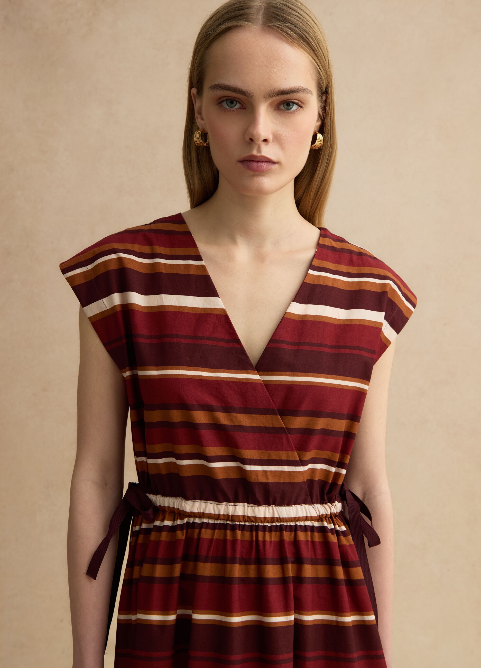 Abito in puro cotone a righe multicolor regular fit con collo a V