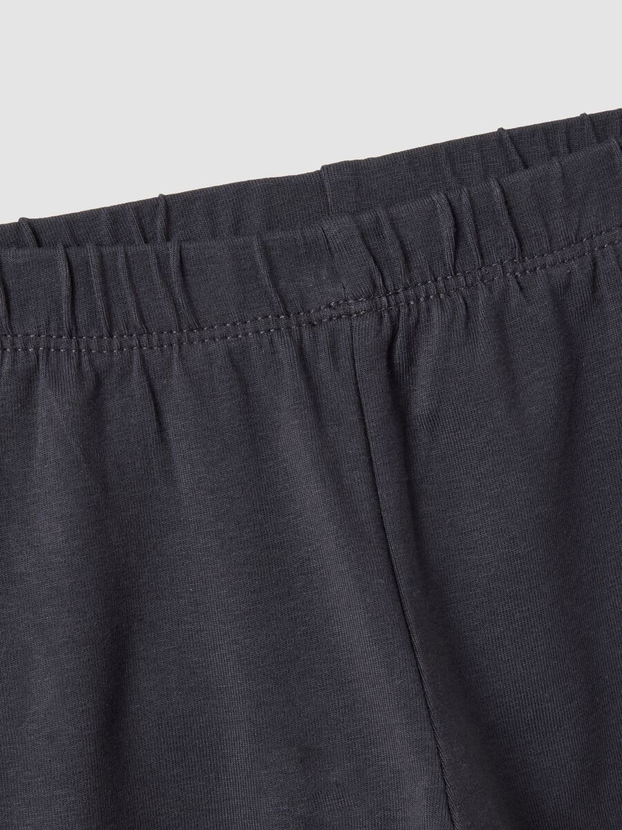 Leggings flare neri in misto cotone organico elasticizzato con stampa cuore per bimba_2