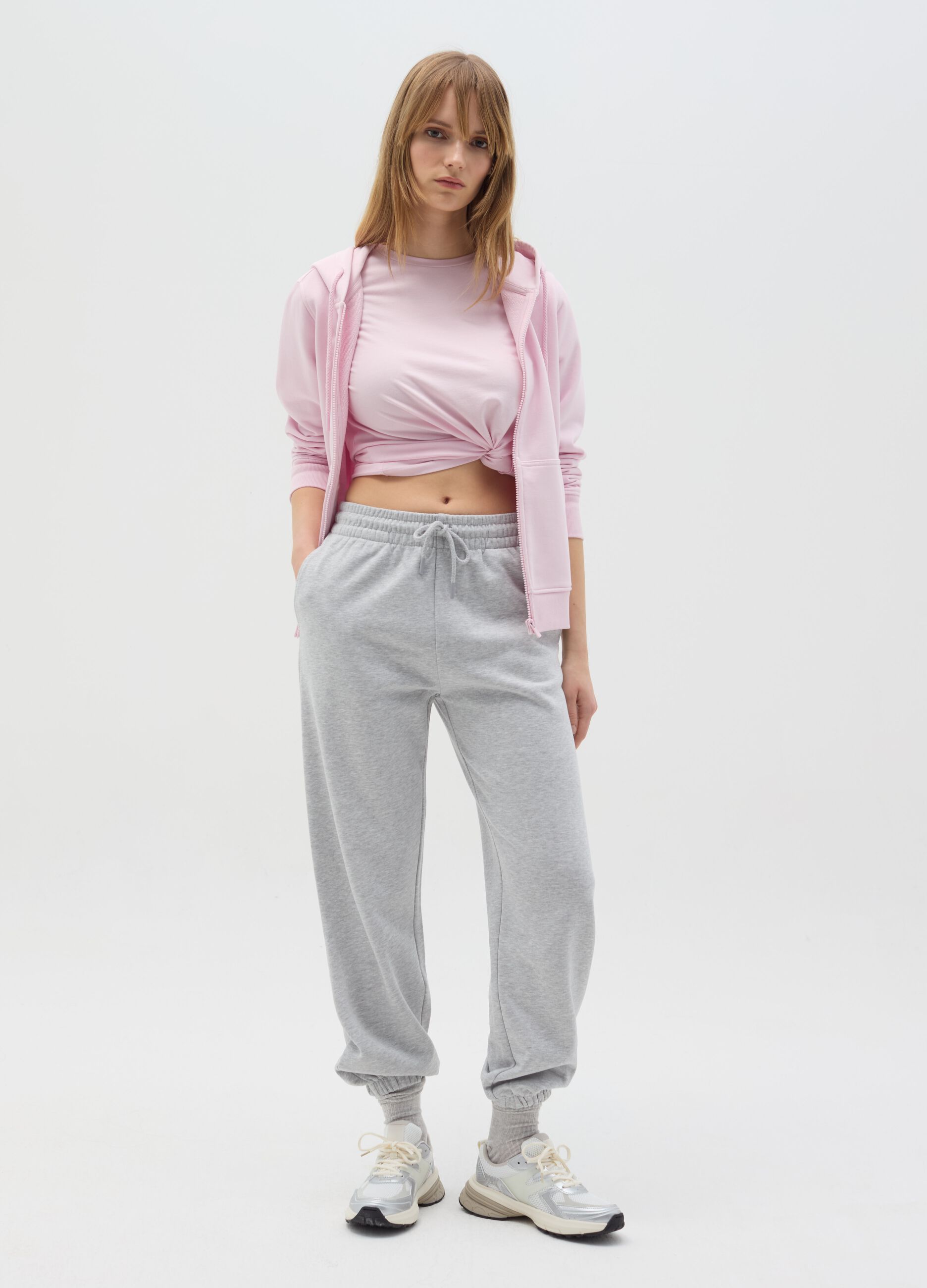 Essential full-zip sweatshirt with hood