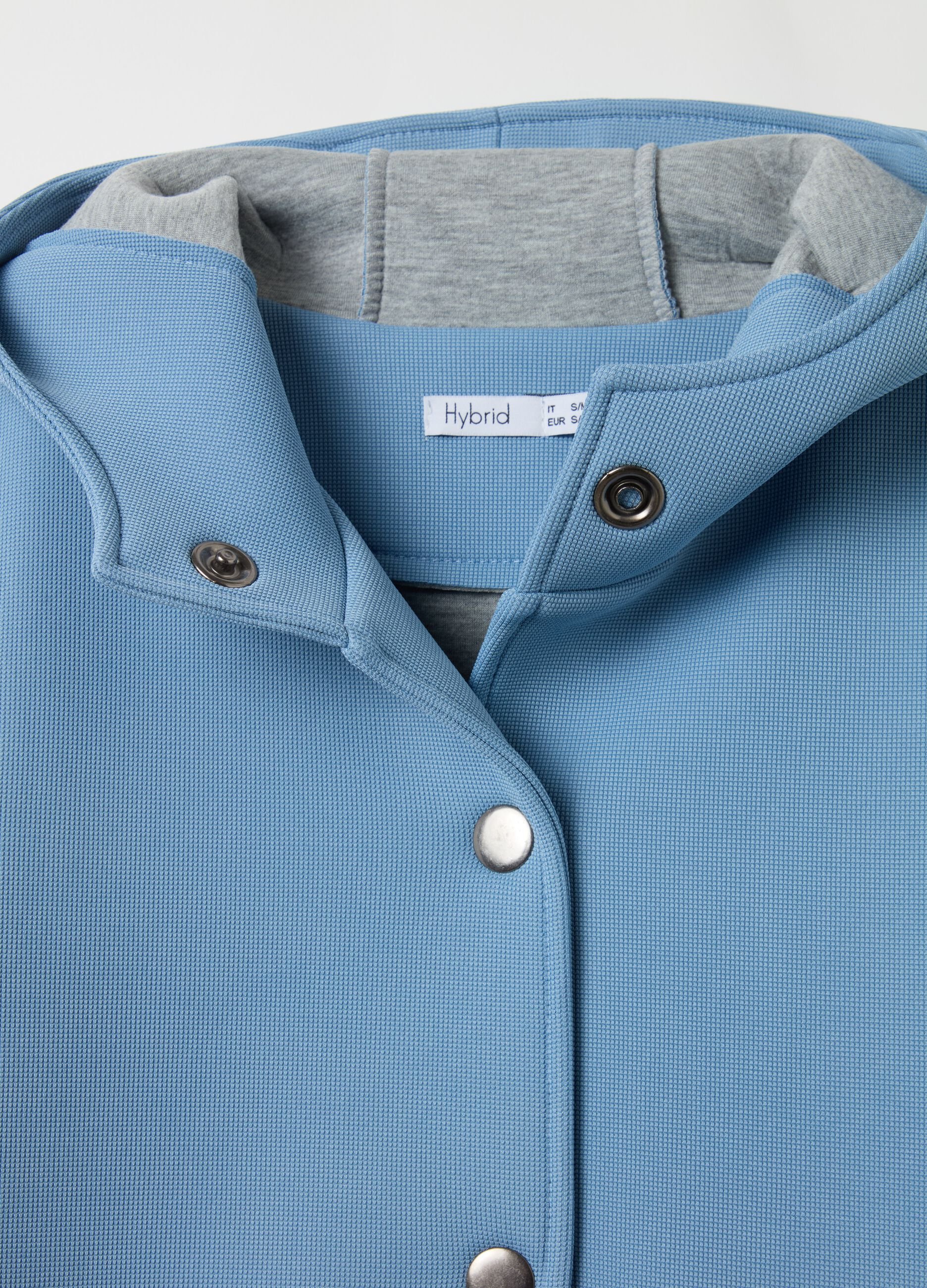 Hooded coat with buttons