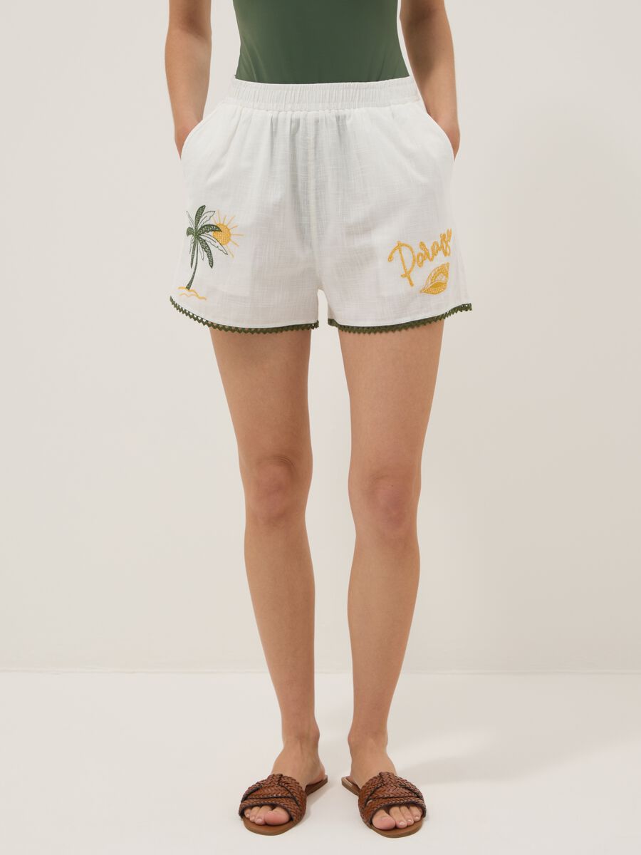 Shorts da mare bianchi in puro cotone con ricami_1