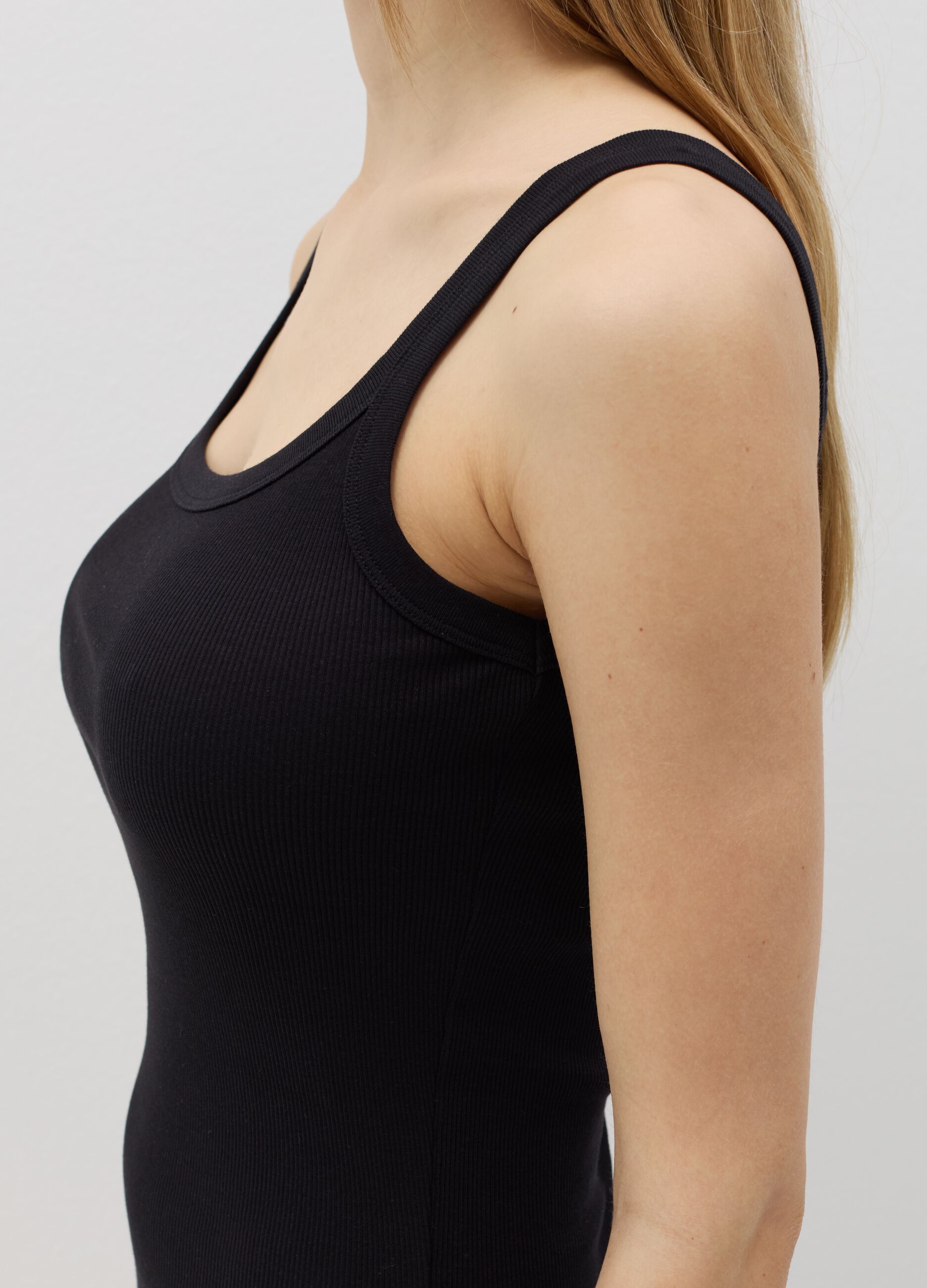 Ribbed vest with round neck