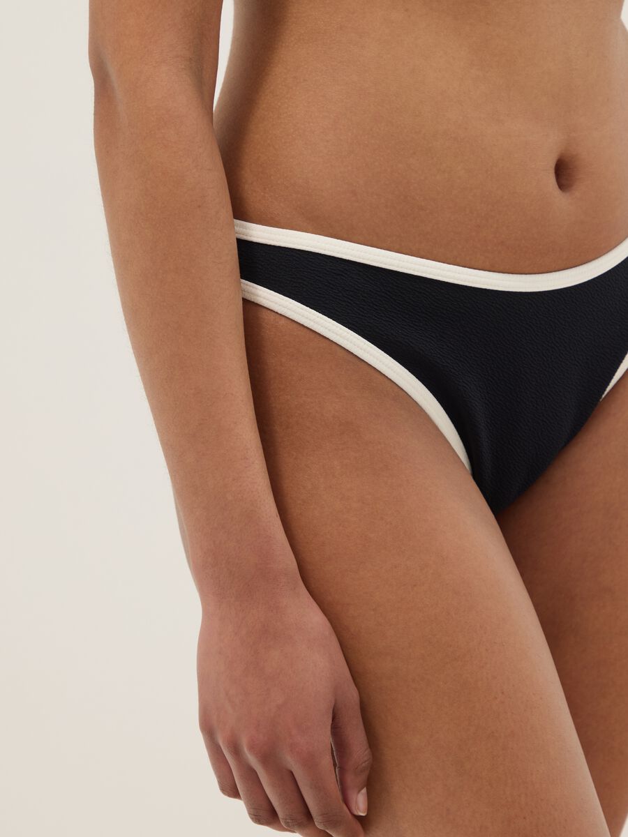 Slip da mare in tessuto elasticizzato nero con bordi bianchi_3