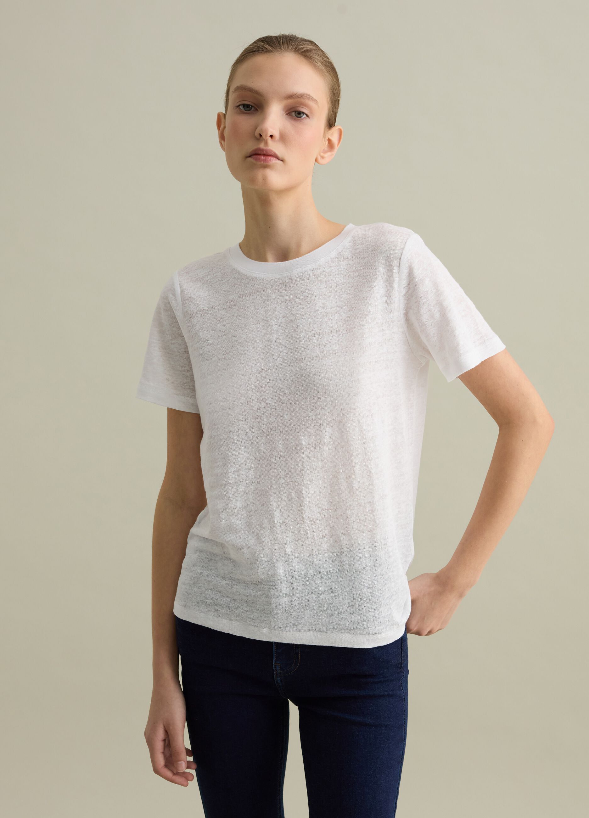 Short-sleeved T-shirt in white linen