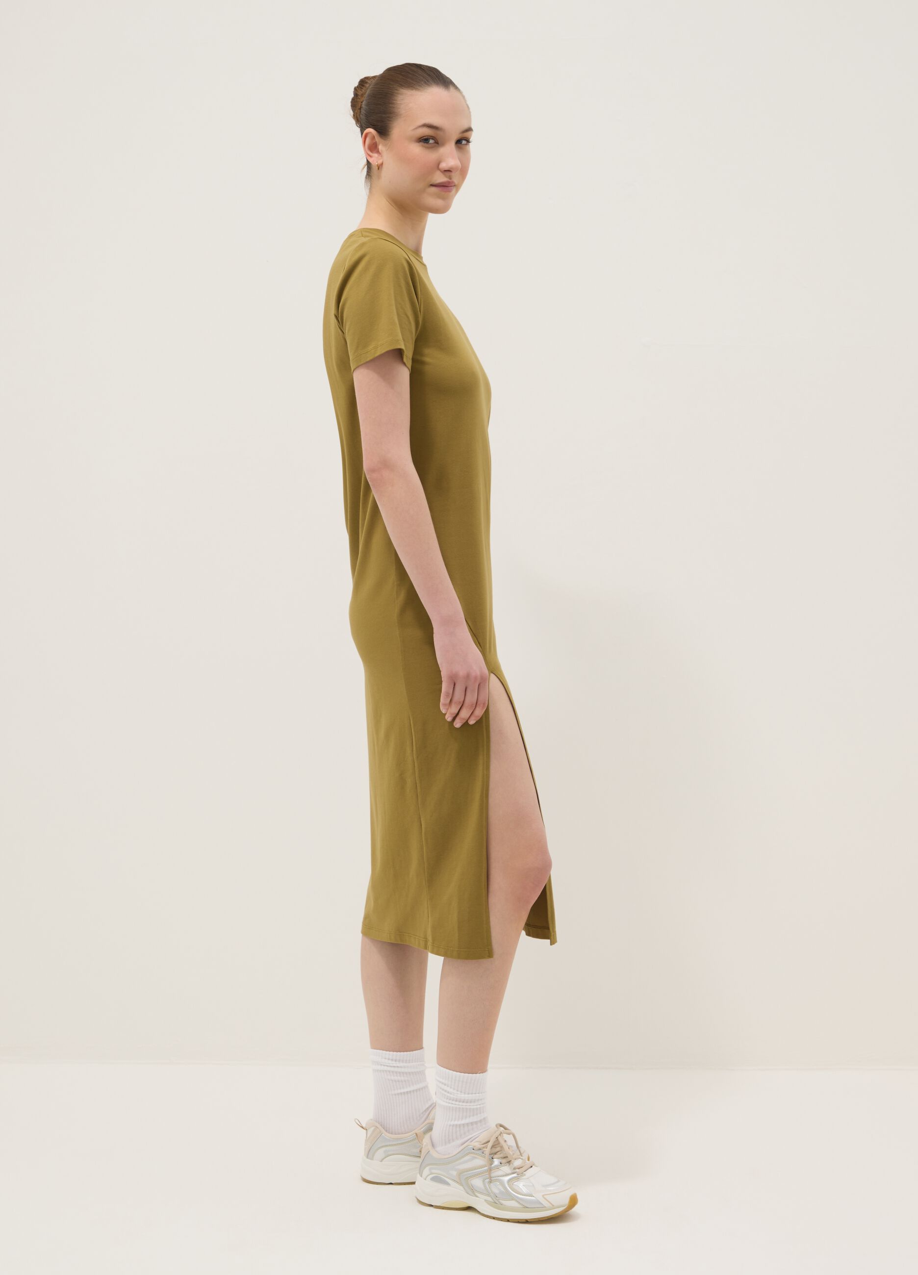 Abito midi verde in cotone elasticizzato con spacco laterale