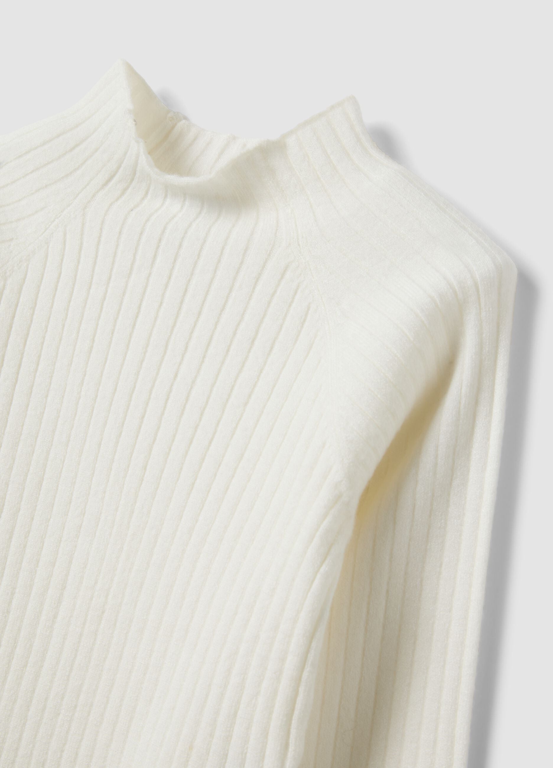 Maglia bianca in misto viscosa a coste con girocollo regular fit