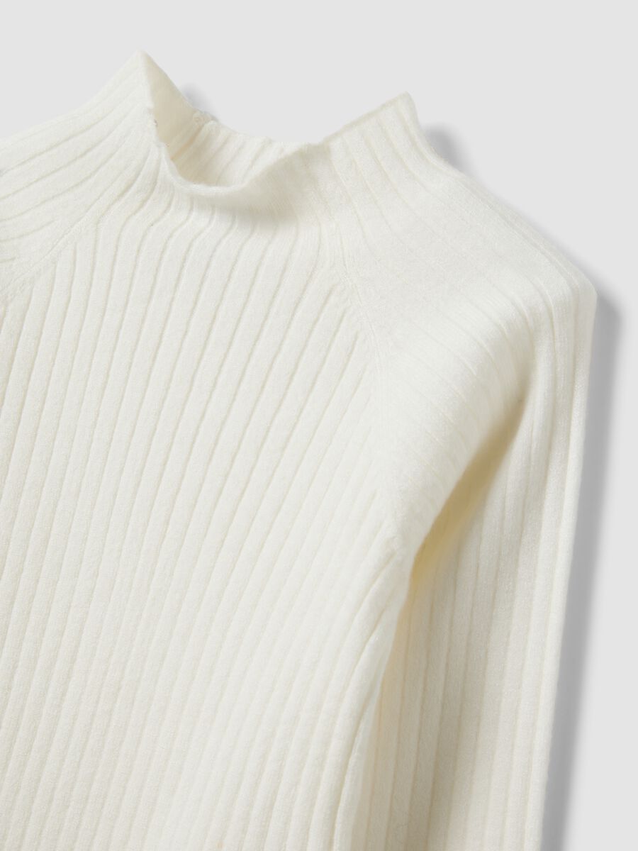 Maglia bianca in misto viscosa a coste con girocollo regular fit_2