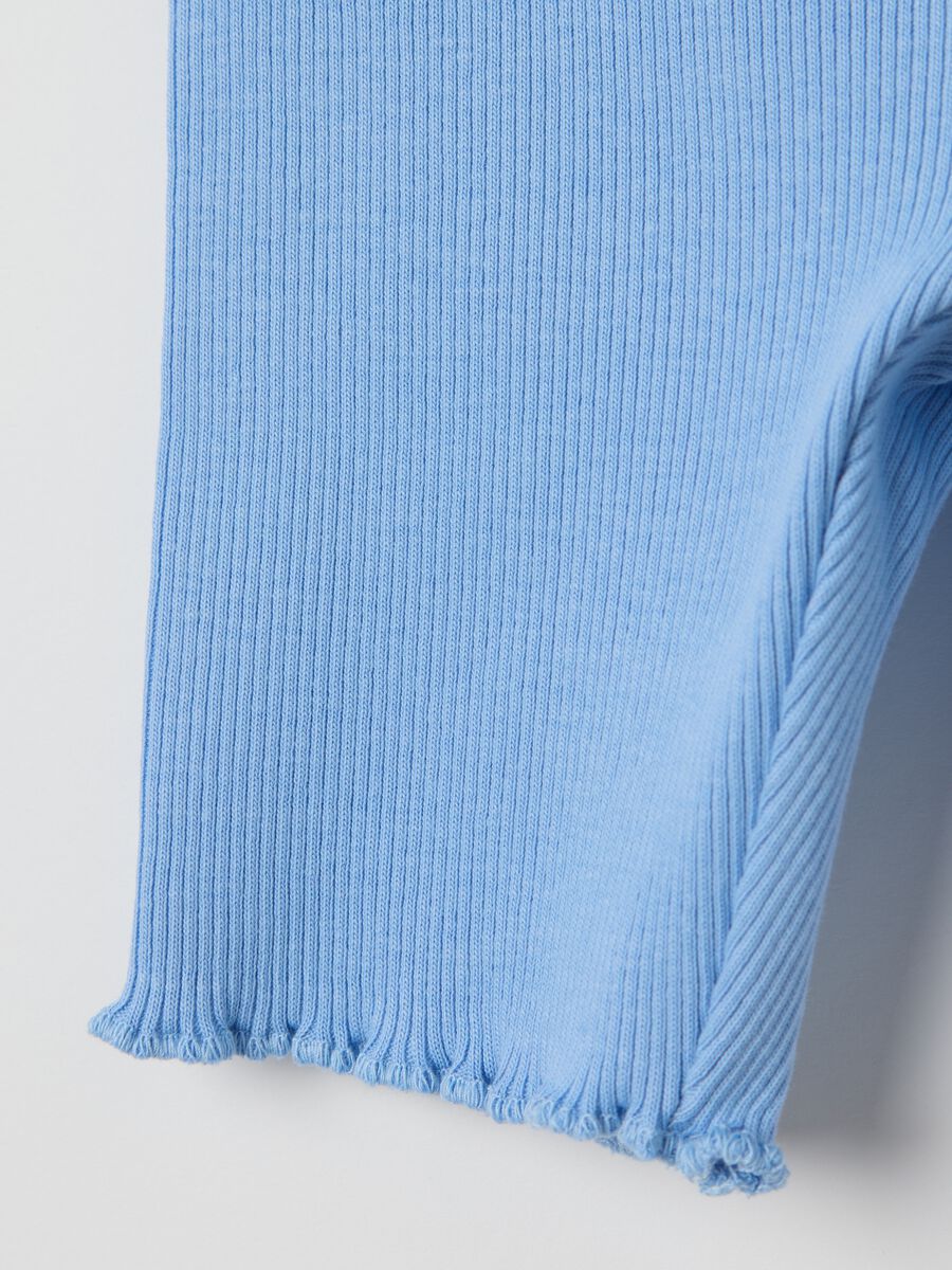 Shorts azzurri a costine con orlo ondulato_3