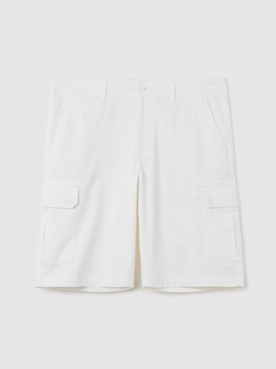 Bermuda da uomo bianco regular fit con tasche cargo_4