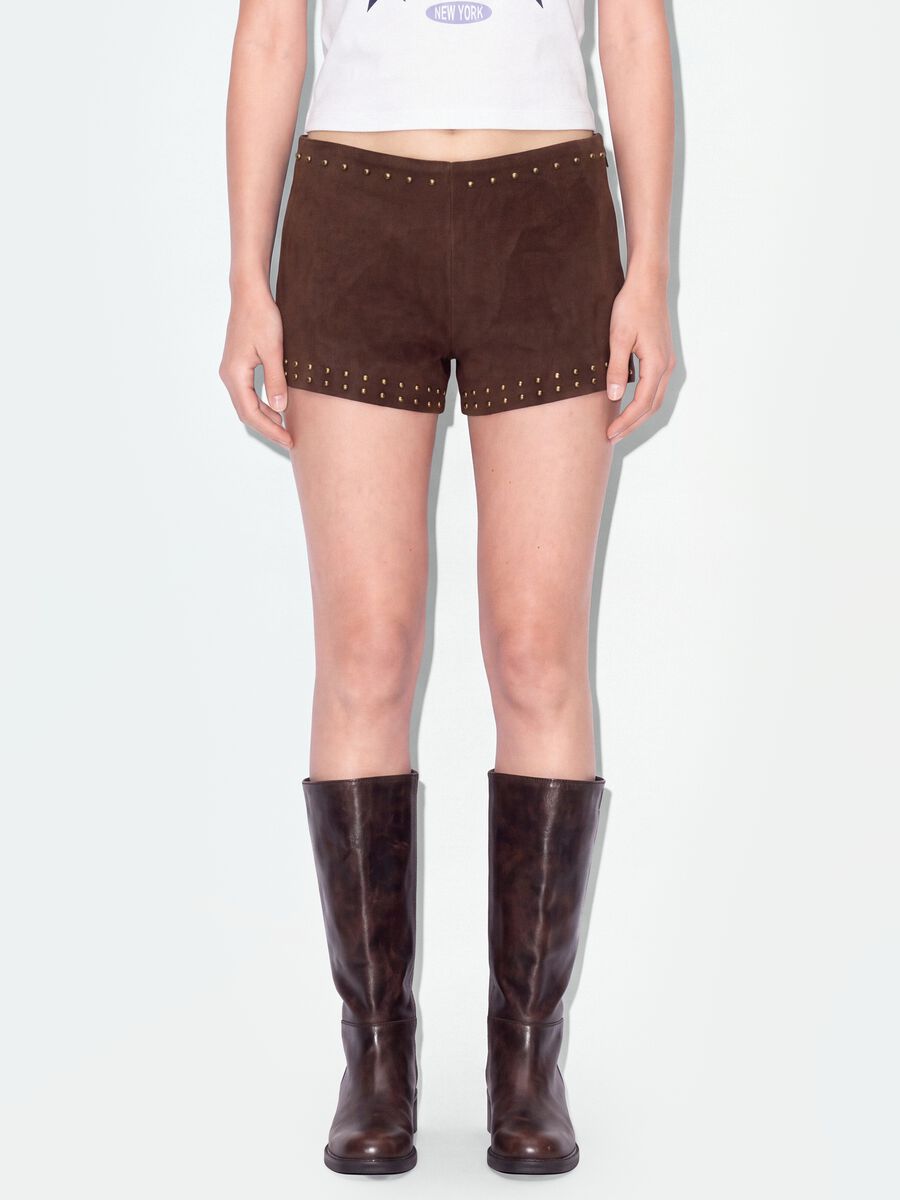Mini shorts marroni in tessuto elasticizzato con borchie_1