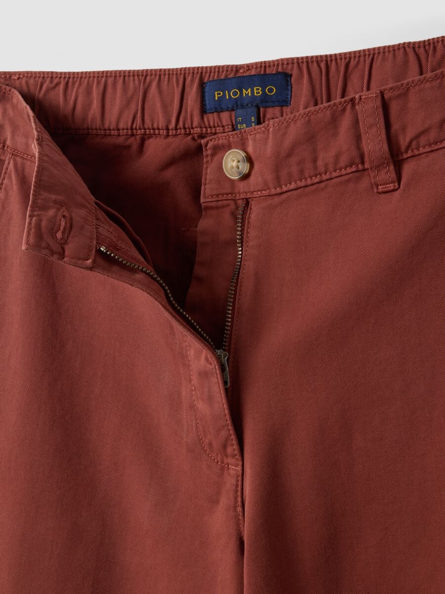 Pantaloni chino rossi wide leg in puro cotone con bande a contrasto_1
