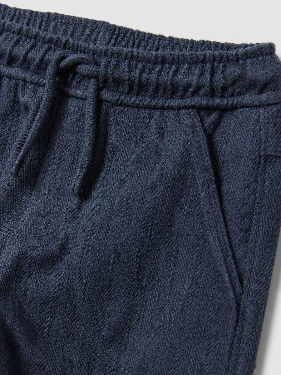 Pantaloni jogger grigi in cotone elasticizzato per bimbo over fit_2