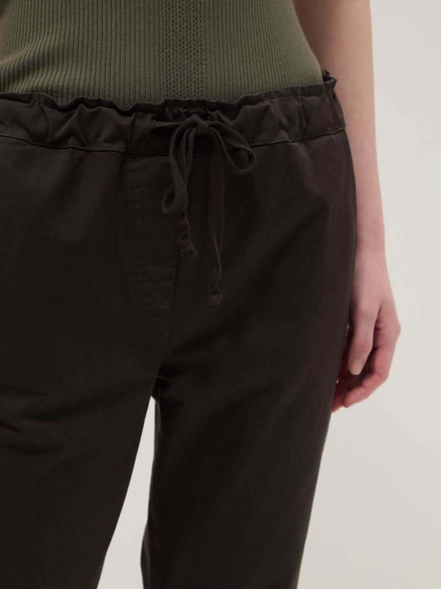 Pantaloni in cotone elasticizzato marroni regular fit_3