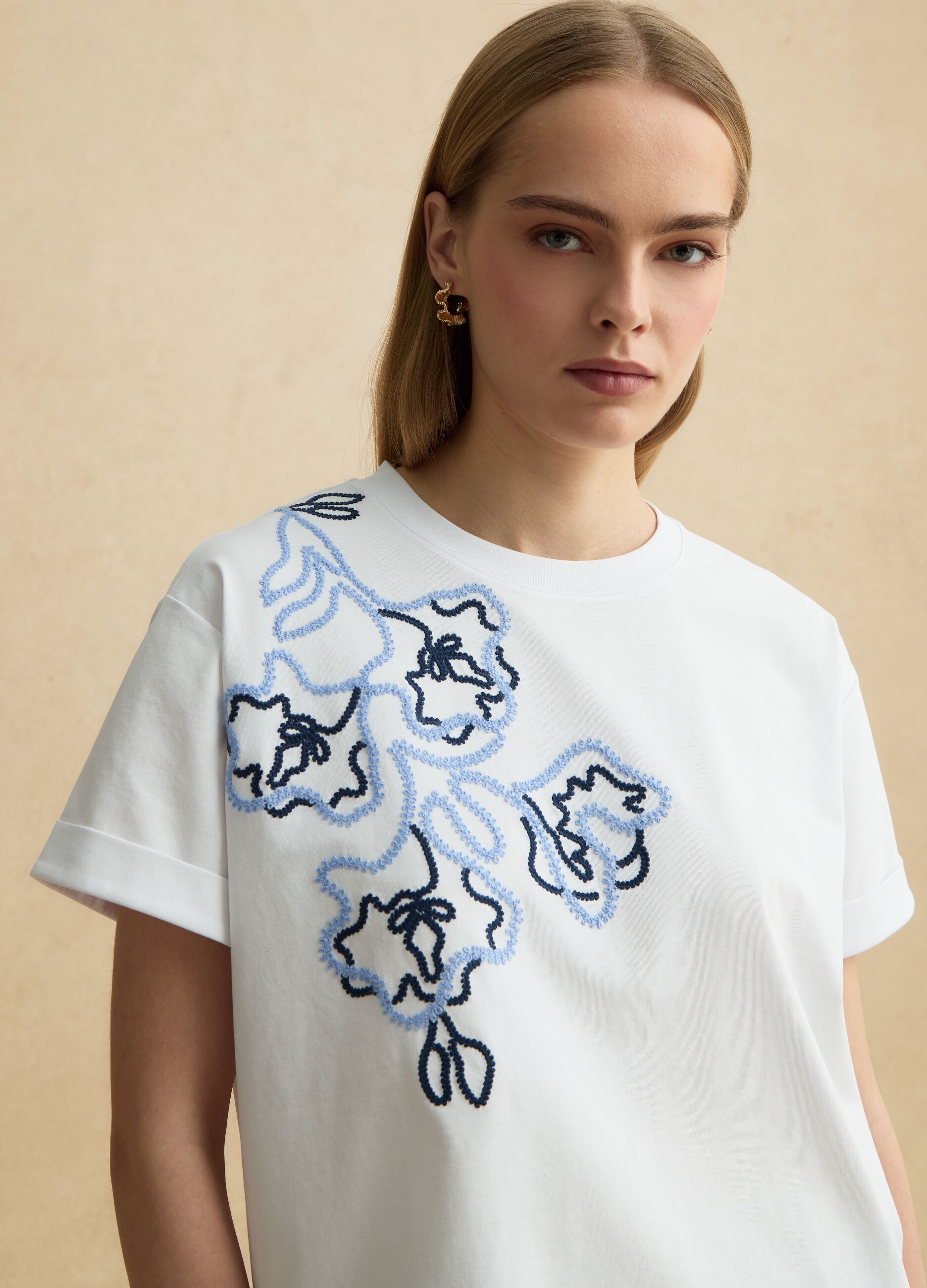 White cotton blend regular fit T-shirt with floral embroidery