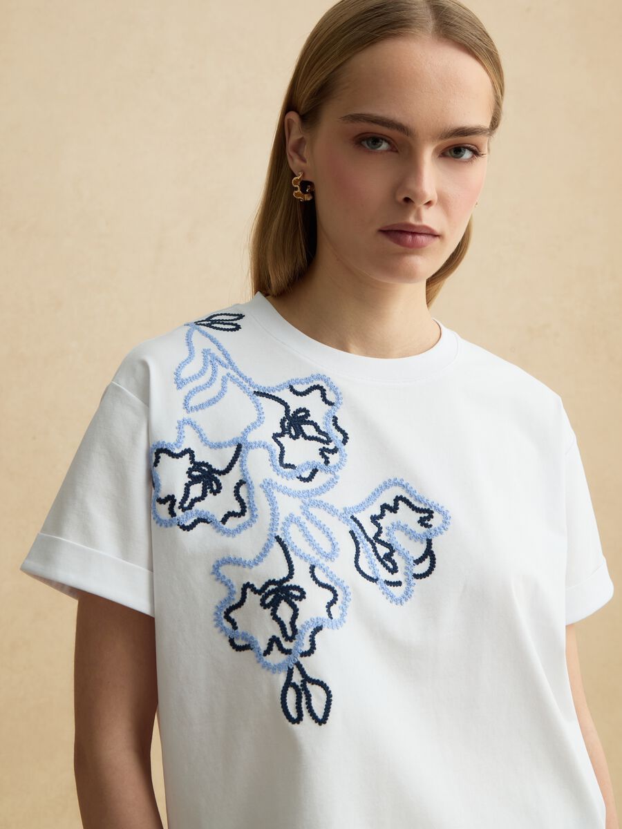 T-shirt in misto cotone bianca regular fit con ricamo floreale_0