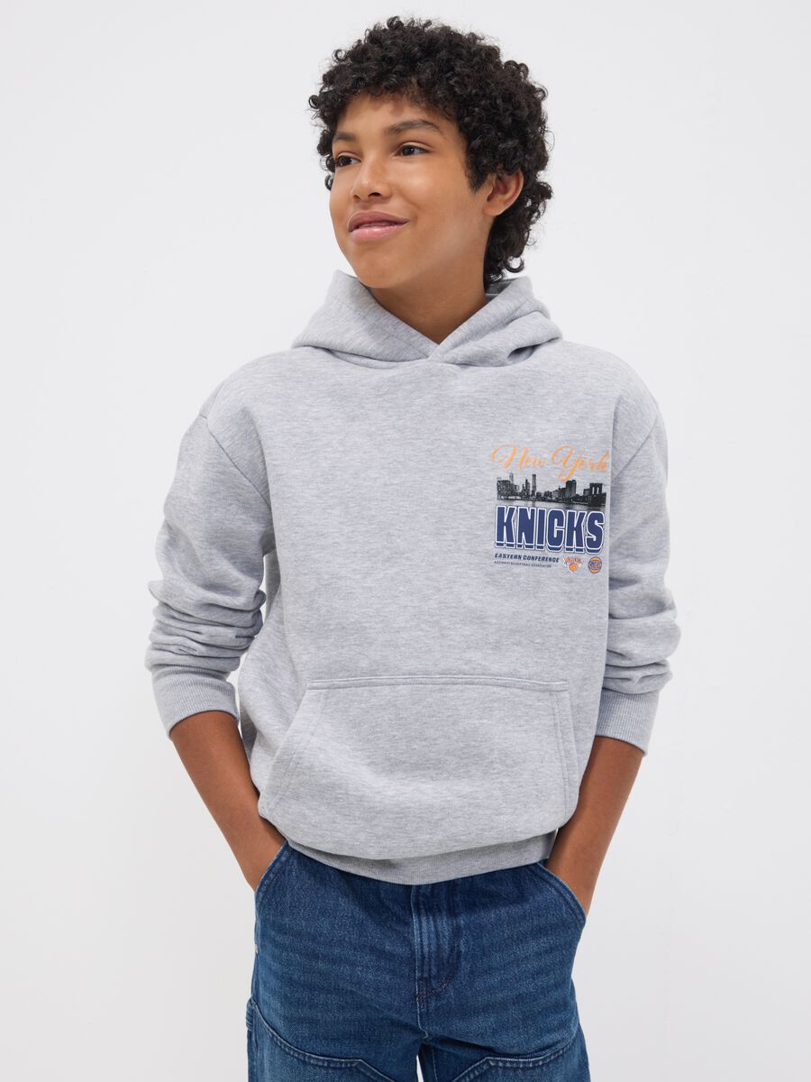 Felpa grigia con cappuccio in misto cotone con stampa New York Knicks_1
