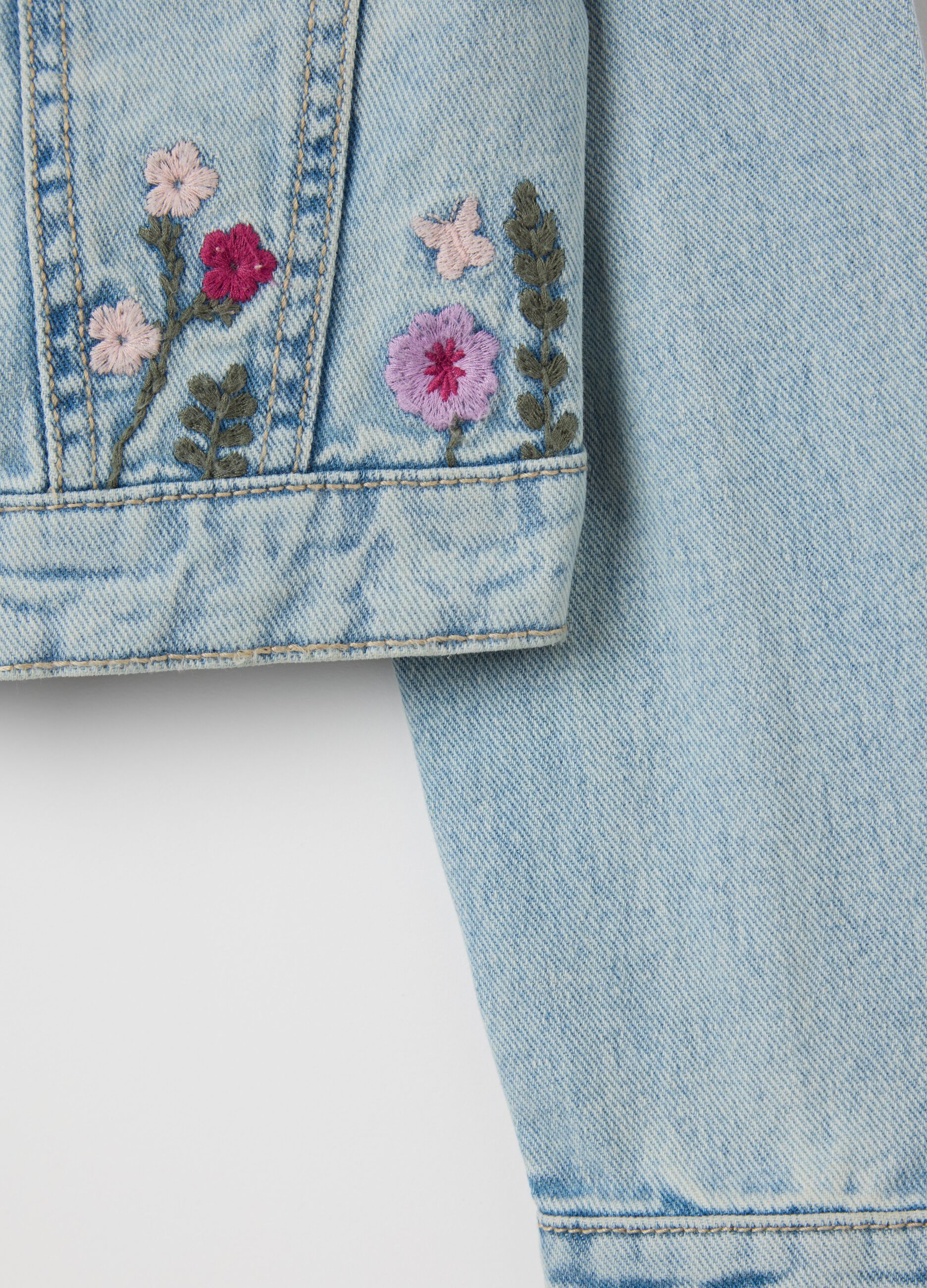 Giacca in denim chiaro con ricamo fiori