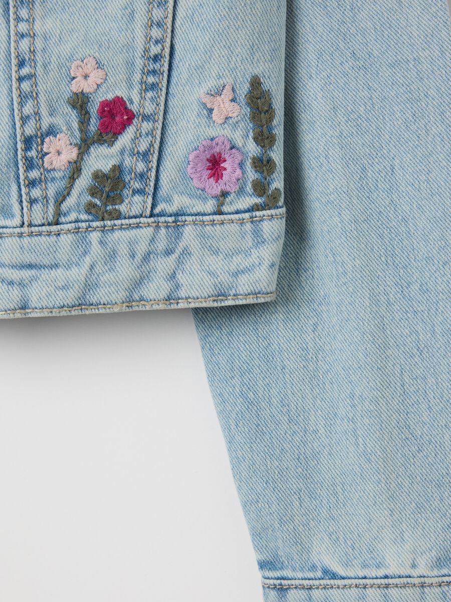 Light denim jacket with flowers embroidery_3