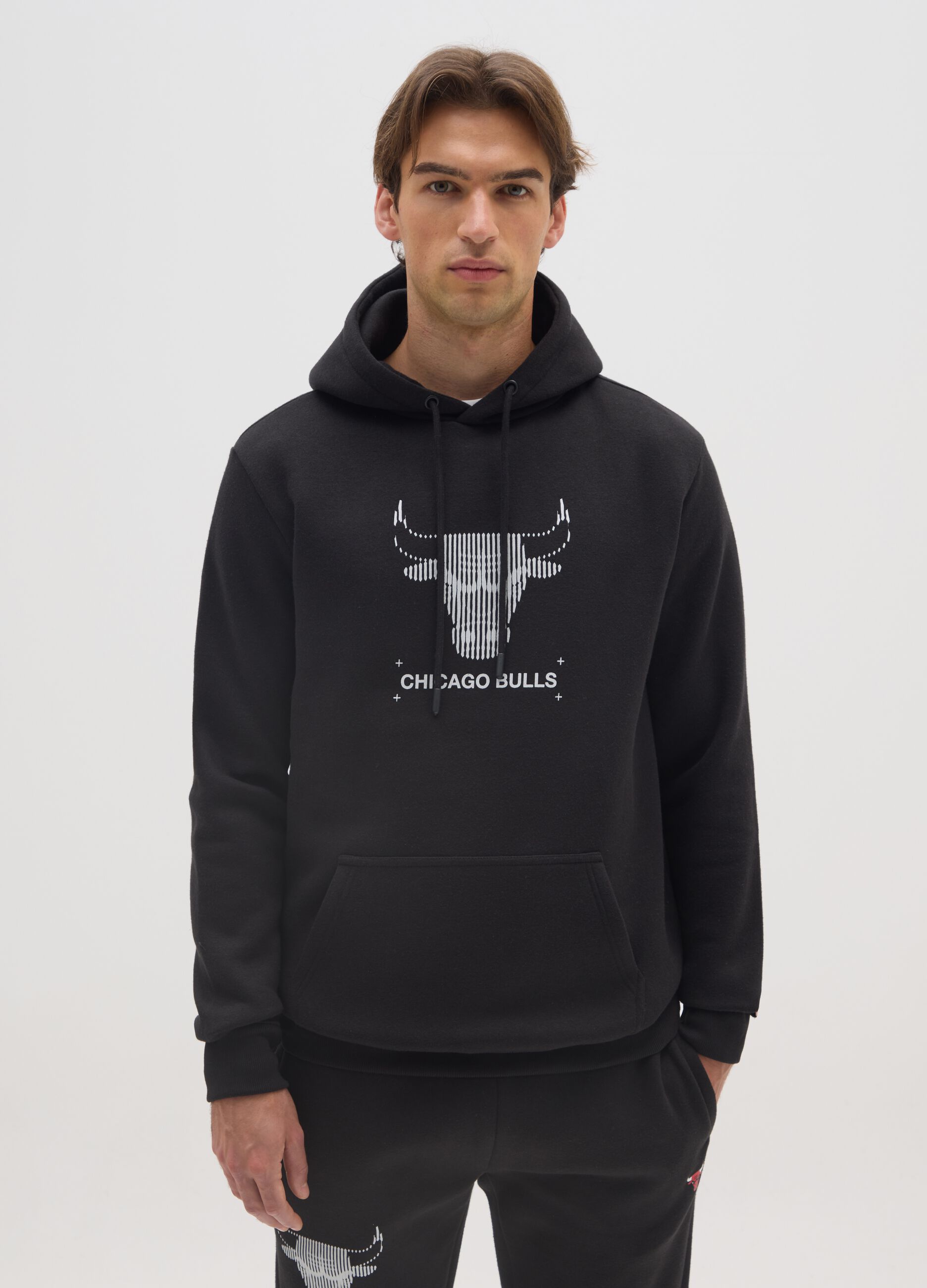 Black cotton blend hoodie with Chicago Bulls logo