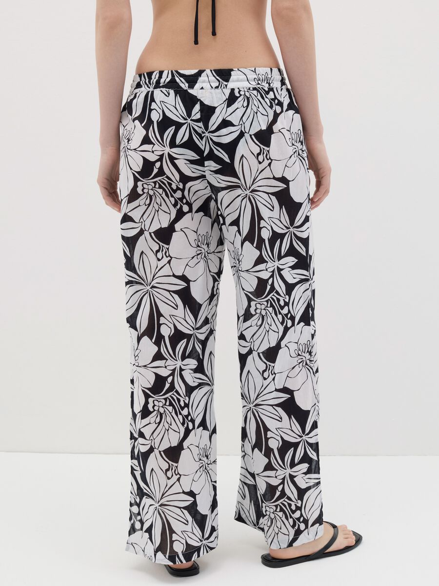 Long beach cover-up trousers with flowers in cotton_3