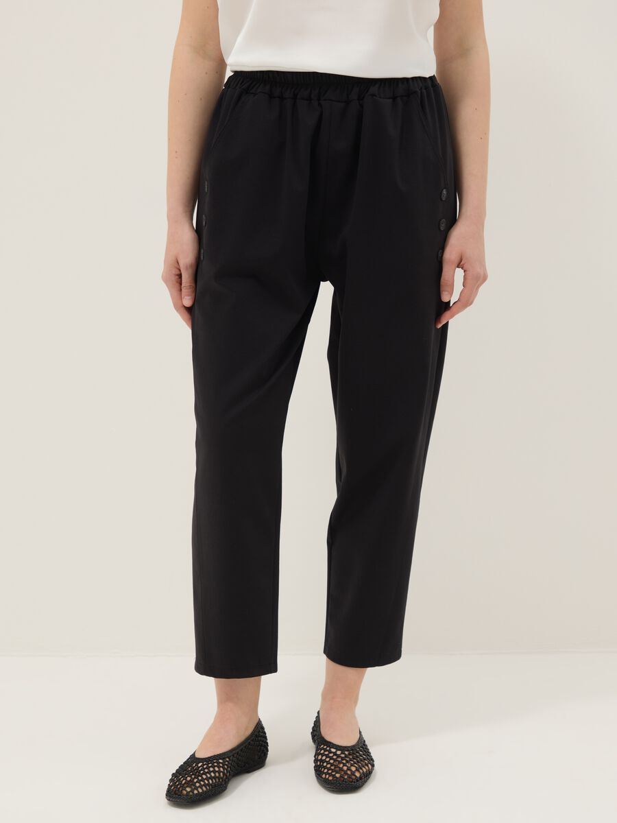 Pantaloni neri in misto cotone elasticizzato regular fit con bottoni_2